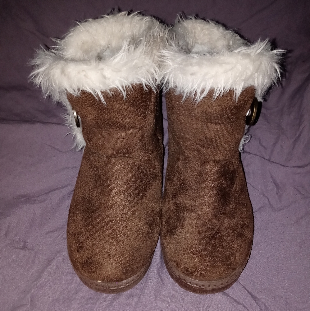 Girl's fuzzy winter boots(Size 33, size 1.5-2 U.S. sizing)